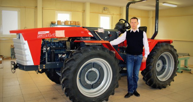 Renner Tamás a cég által tervezett és fejlesztett traktorral / AGRÁRÁGAZAT